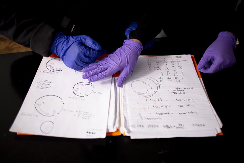 两个学生在实验室里翻阅研究笔记. 
