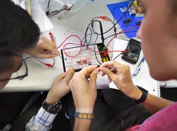学生们一起制作电路板