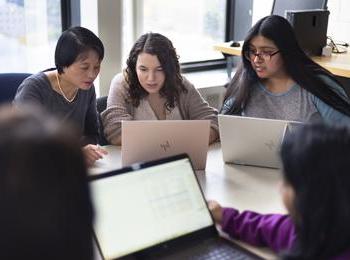 计算机协会-学生和教师在笔记本电脑上工作的照片
