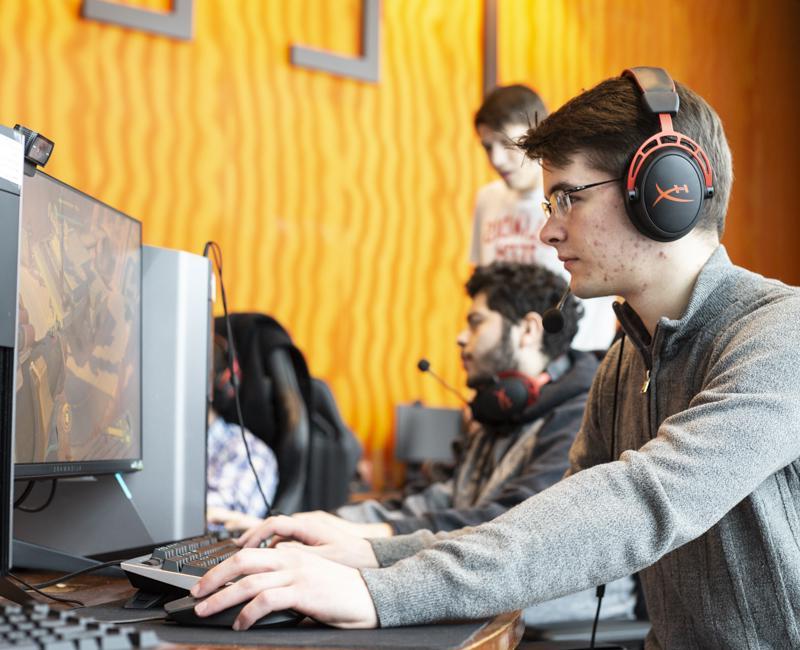 一名学生在电子竞技实验室玩电子游戏