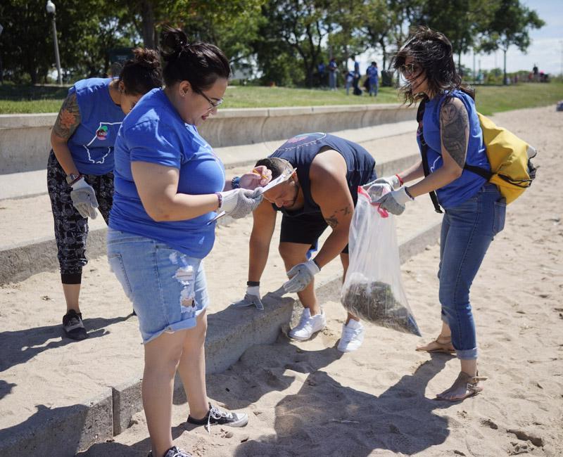 图为学生们帮助清理附近的海滩