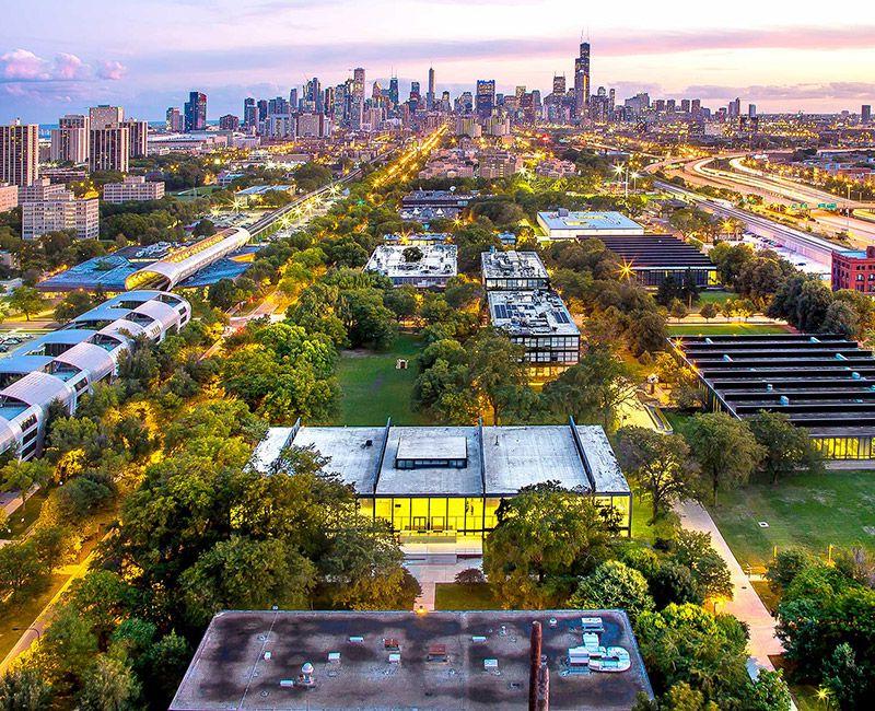 俯瞰芝加哥市中心的校园航拍照片.